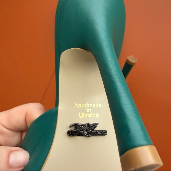 Ukrainian Designer Handmade Green Leather Heels with Tassel Bow Detail - Picture 3 of 8
